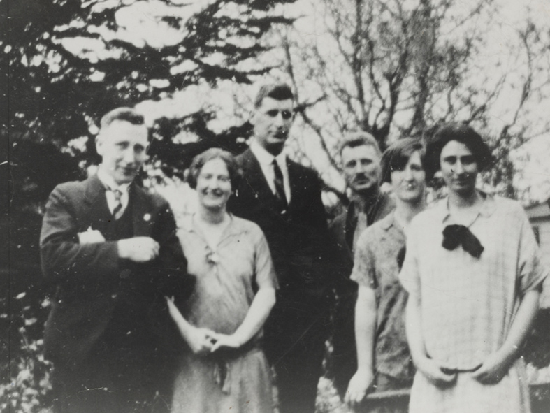 Rewi-family2-sm.jpg